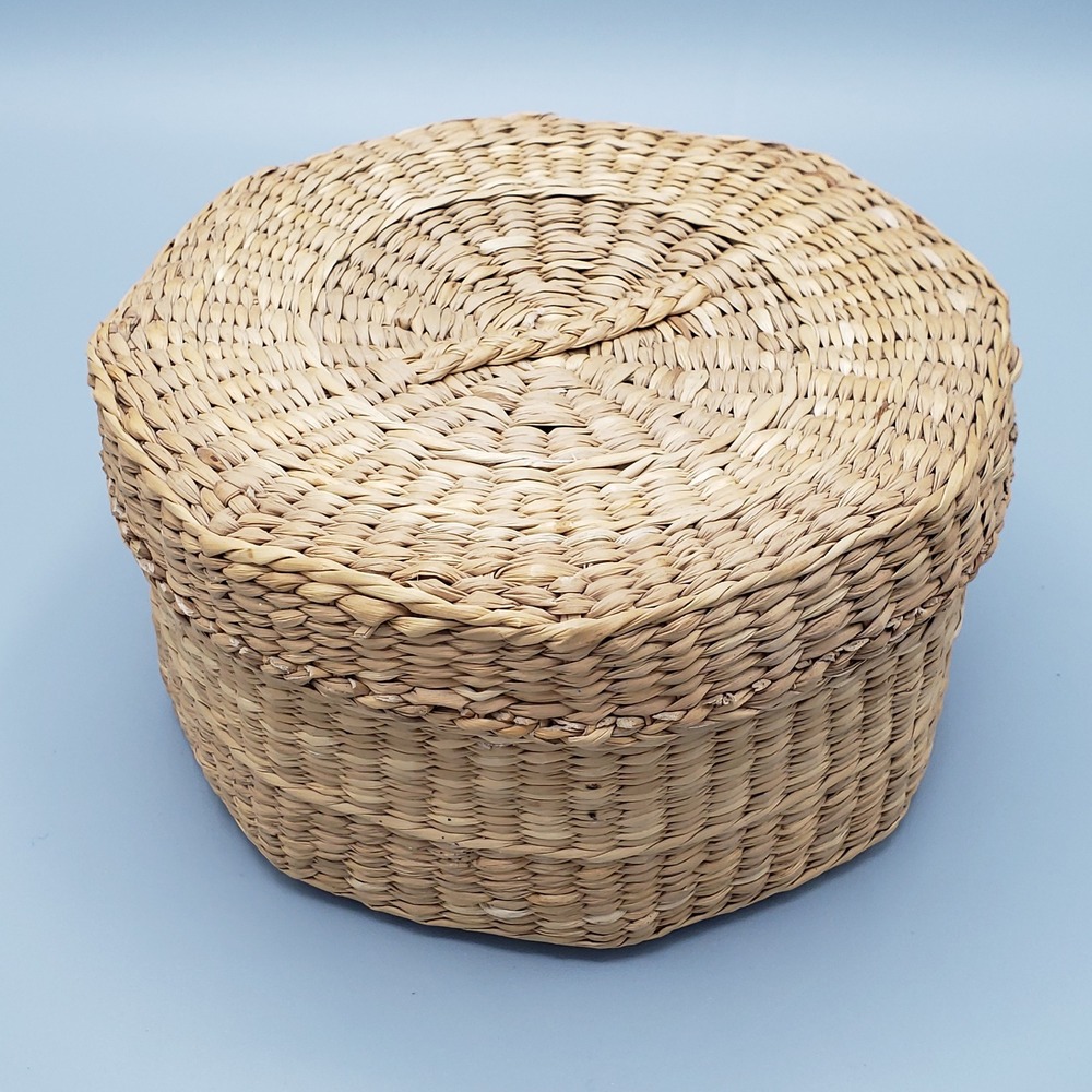 Vintage Sweet Grass Lidded Basket 70s to 90s Tightly Woven Excellent Shape‎ 6.5"